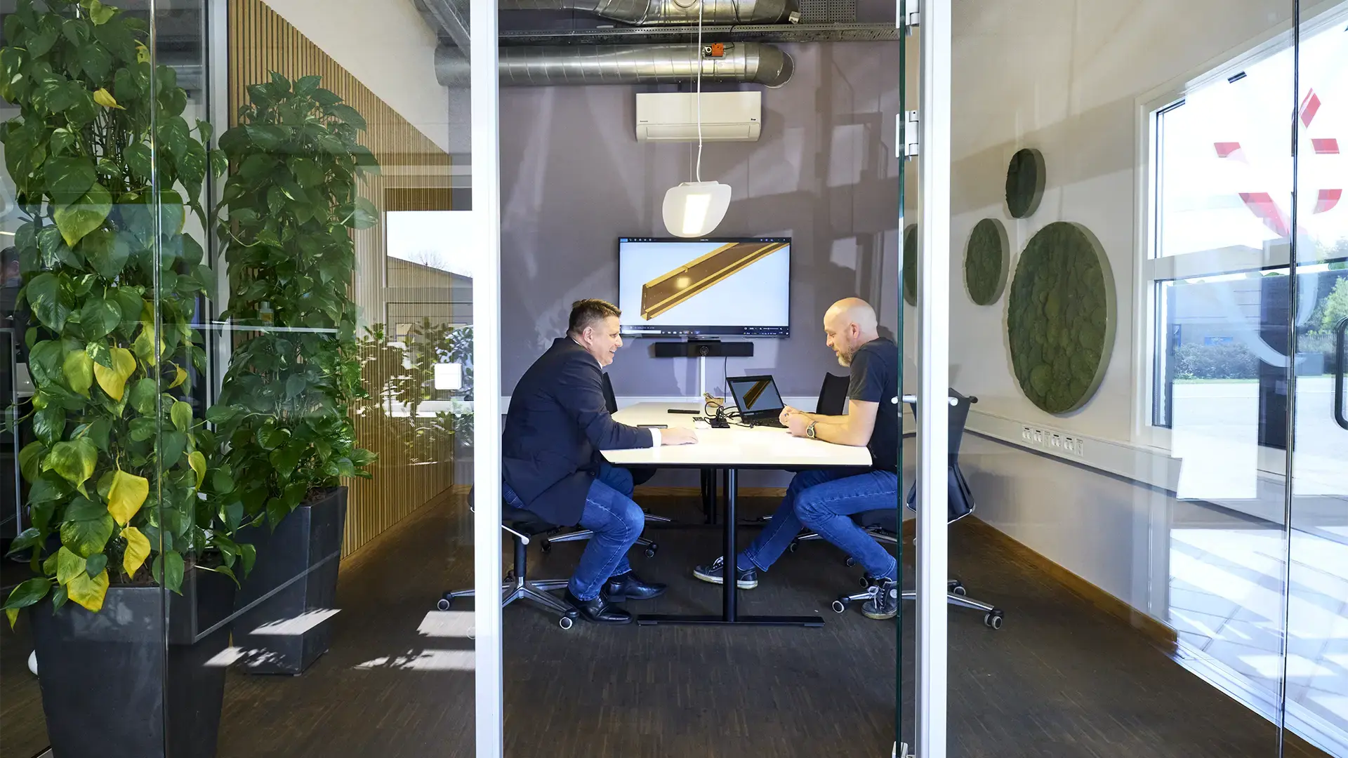 Sjolund-Metting-Working-Happy-Men-1920x1080