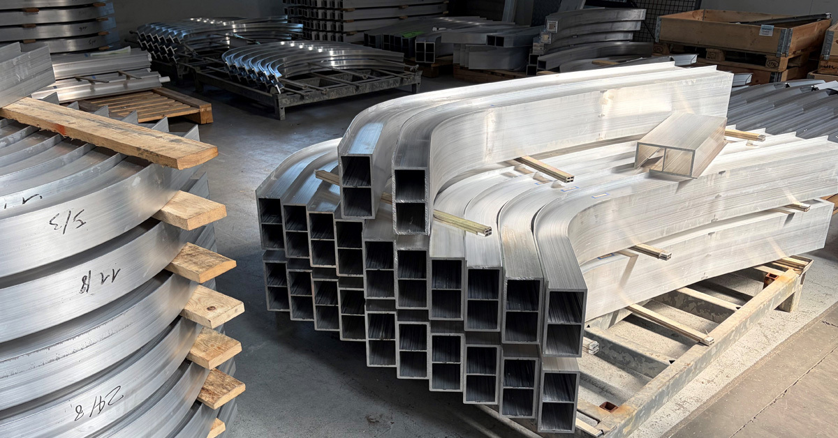 Rail 1: Curved aluminium pillars for train carbodies